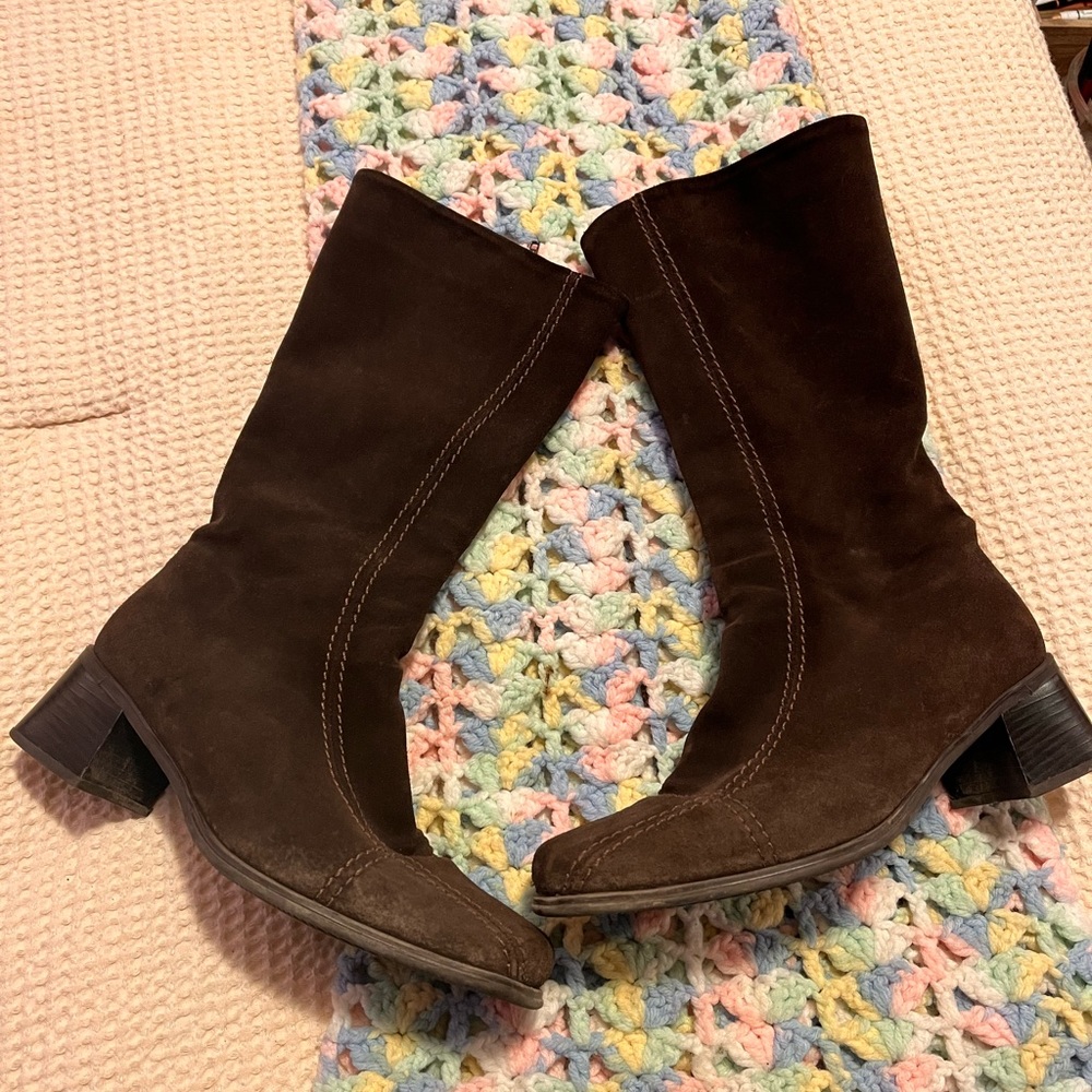 Brown y2k suede boots